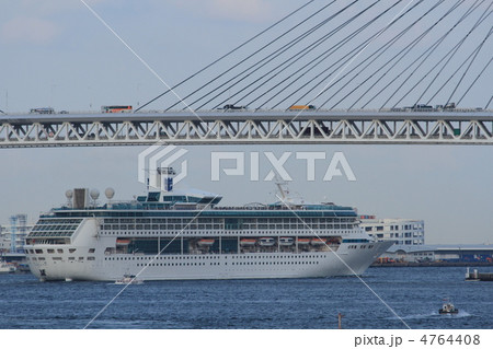 ベイブリッジをくぐるレジェンド・オブ・ザ・シーズ ベイブリッジをくぐるレジェンド・オブ・ザ・シーズ 4764408