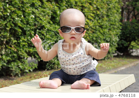 サングラスをかけた2歳の男の子 4768118