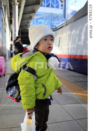 ふるさとへ向かう新幹線を待つ男の子 4768119