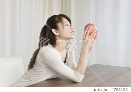 林檎を見つめる女性 林檎を見つめる女性 4768199