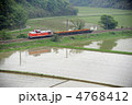 鉄道写真　レール輸送列車　春・田植えの頃 4768412