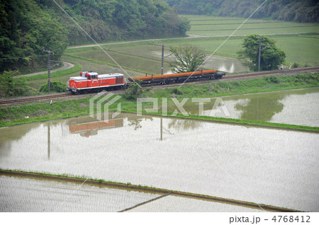 鉄道写真 レール輸送列車 春・田植えの頃 鉄道写真 レール輸送列車 春・田植えの頃 4768412