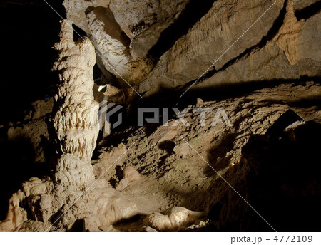 cave interior 4772109
