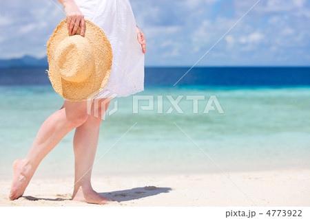 Close up of woman at beach 4773922