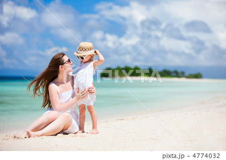 Mother and daughter at tropical beach 4774032