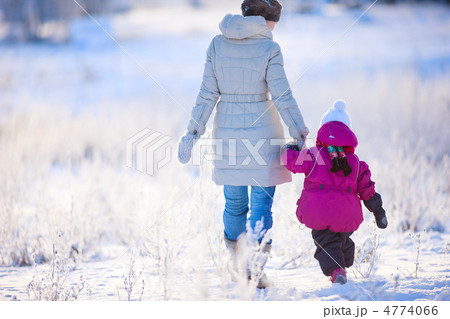 Mother and daughter on winter day 4774066