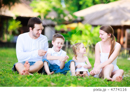 Summer family portrait 4774116