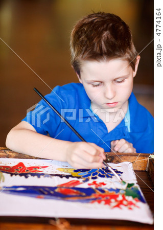 Boy drawing 4774164
