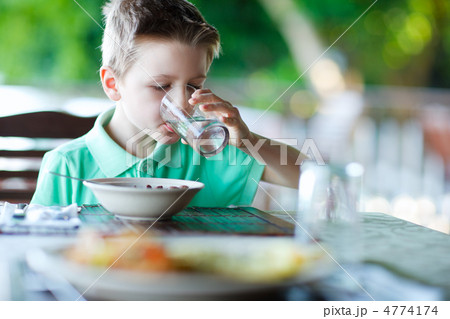 Little boy drinking water 4774174