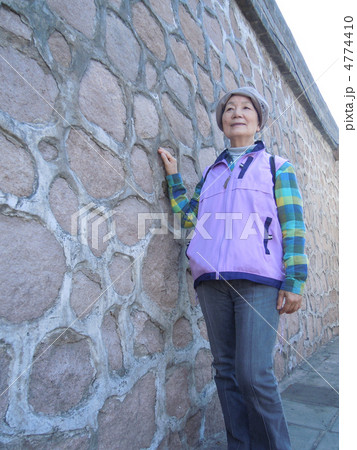 北京旅行を楽しむシニア女性　縦 4774410