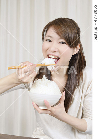 大盛御飯を食べる女性 大盛御飯を食べる女性 4778005