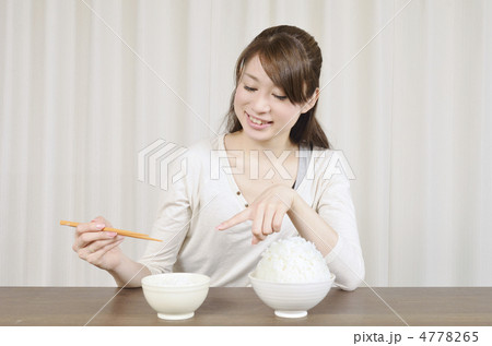 食事制限する女性 食事制限する女性 4778265