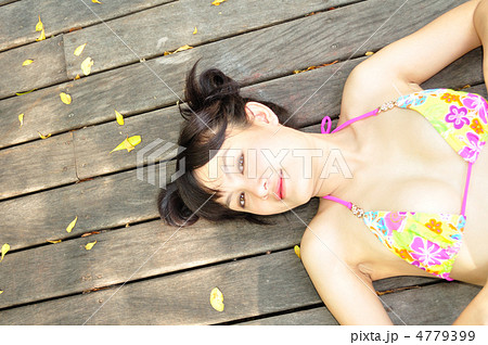 リゾートでリラックスして寝転ぶビキニの女性 リゾートでリラックスして寝転ぶビキニの女性 4779399
