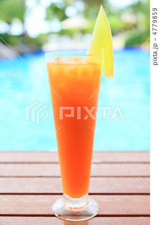 プールサイドで飲むカクテル プールサイドで飲むカクテル 4779859