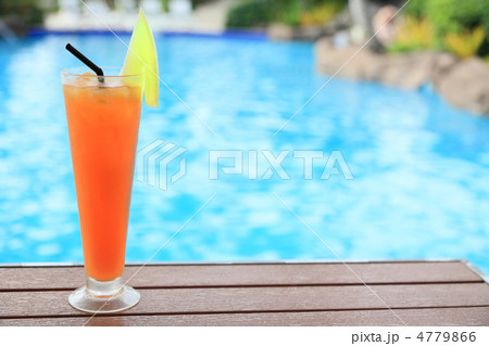 プールサイドで飲むカクテル 4779866