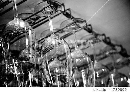 洋食レストランのグラスラック 4780096