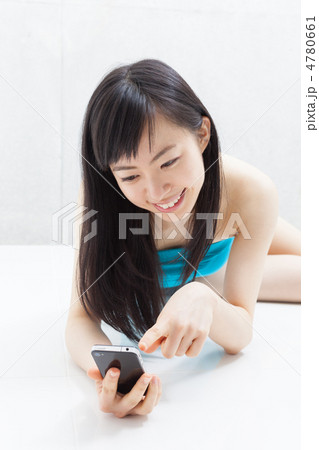 スマートフォンを使う女の子 4780661