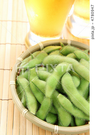 枝豆とビール縦02 4780947