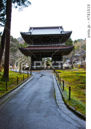 林泉寺の「山門(二重門)」（新潟県上越市中門前） 4781019