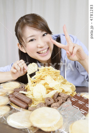 おやつの山に喜ぶ女性 4781283