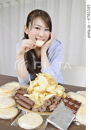 おやつの山に喜ぶ女性 4781285