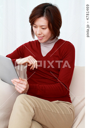 タブレットPCをするミドルの女性 4781469