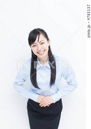 挨拶する女性 4783137