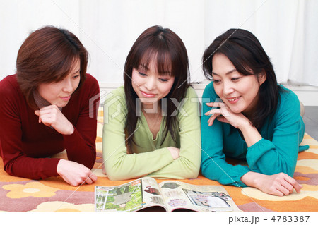 寝転んで雑誌を見る3人のミドル女性 4783387