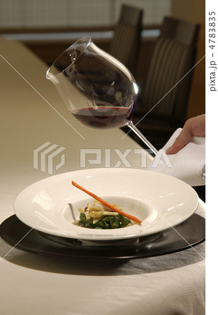 高級ワインと肉料理 4783835