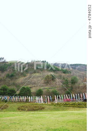 科野の里歴史公園（鯉のぼりと竪穴住居） 4784052