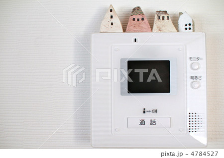 家のミニチュアを置いたモニター付きインターホン　住宅設備 4784527