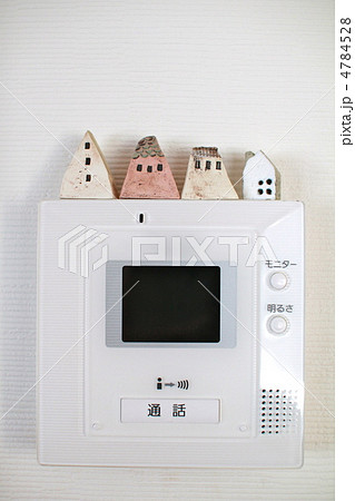 家のミニチュアを置いたモニター付きインターホン　住宅設備 4784528