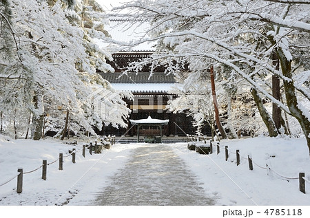 雪景色の南禅寺、法堂への参道 4785118