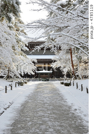 雪景色の南禅寺、法堂への参道 4785119