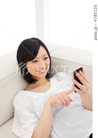 iPhoneを使う女の子 iPhoneを使う女の子 4785120