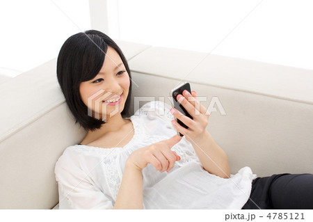 iPhoneを使う女の子 4785121