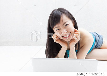 ノートパソコンを使う女性 4785849