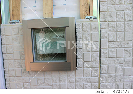 小窓と外壁(建築中) 小窓と外壁(建築中) 4789527