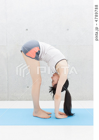 ストレッチする女性 ストレッチする女性 4789788