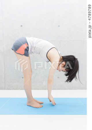 ストレッチする女性 4789789