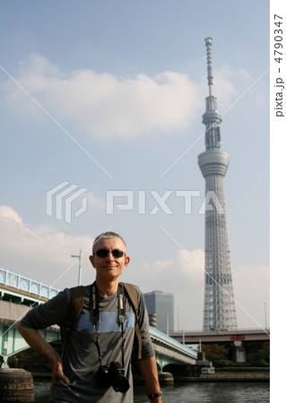 東京スカイツリーと外国人観光客の写真素材