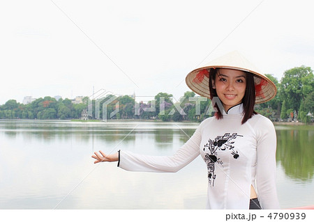アオザイを着たベトナム人美女の写真素材