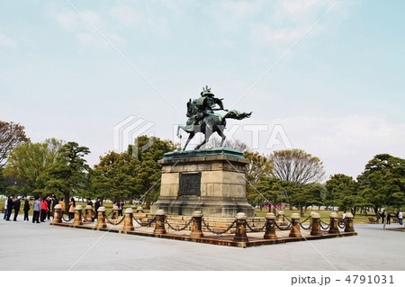 皇居の楠木正成像 4791031