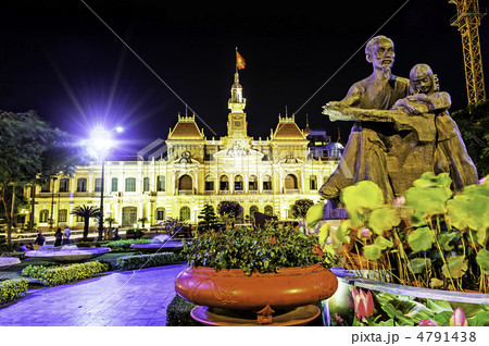 人民委員会庁舎前の夜景(ベトナム、ホーチミン・シティ) 4791438