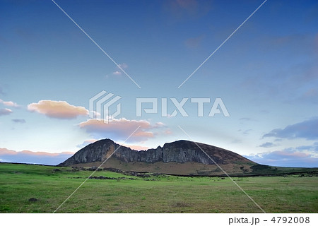 世界遺産　ラパ・ヌイ国立公園　モアイの古里、ラノ・ララク山。チリ・イースター島。２０１０年７月撮影 4792008