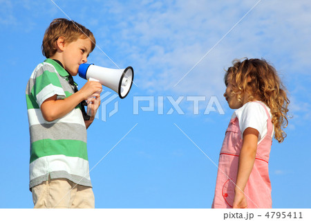 The little boy, on the nature, does reprimand to the girl throug 4795411