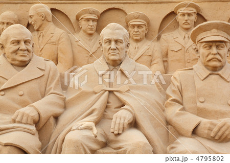 MOSCOW - SEPTEMBER 7: Sculpture politicians on All-Russian Exhib MOSCOW - SEPTEMBER 7: Sculpture politicians on All-Russian Exhib 4795802