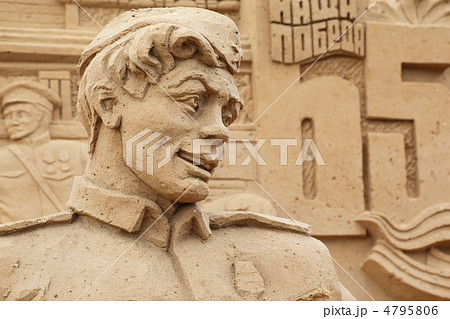 MOSCOW - SEPTEMBER 7: Sculpture of soldier on All-Russian Exhibi MOSCOW - SEPTEMBER 7: Sculpture of soldier on All-Russian Exhibi 4795806