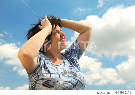 brunette plumpy mature woman smiling, hands on head, looking at 4796175