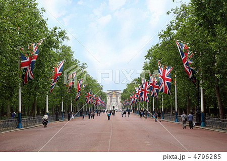 Alley Mall, Victoria Memorial and Buckingham Palace are seen in 4796285